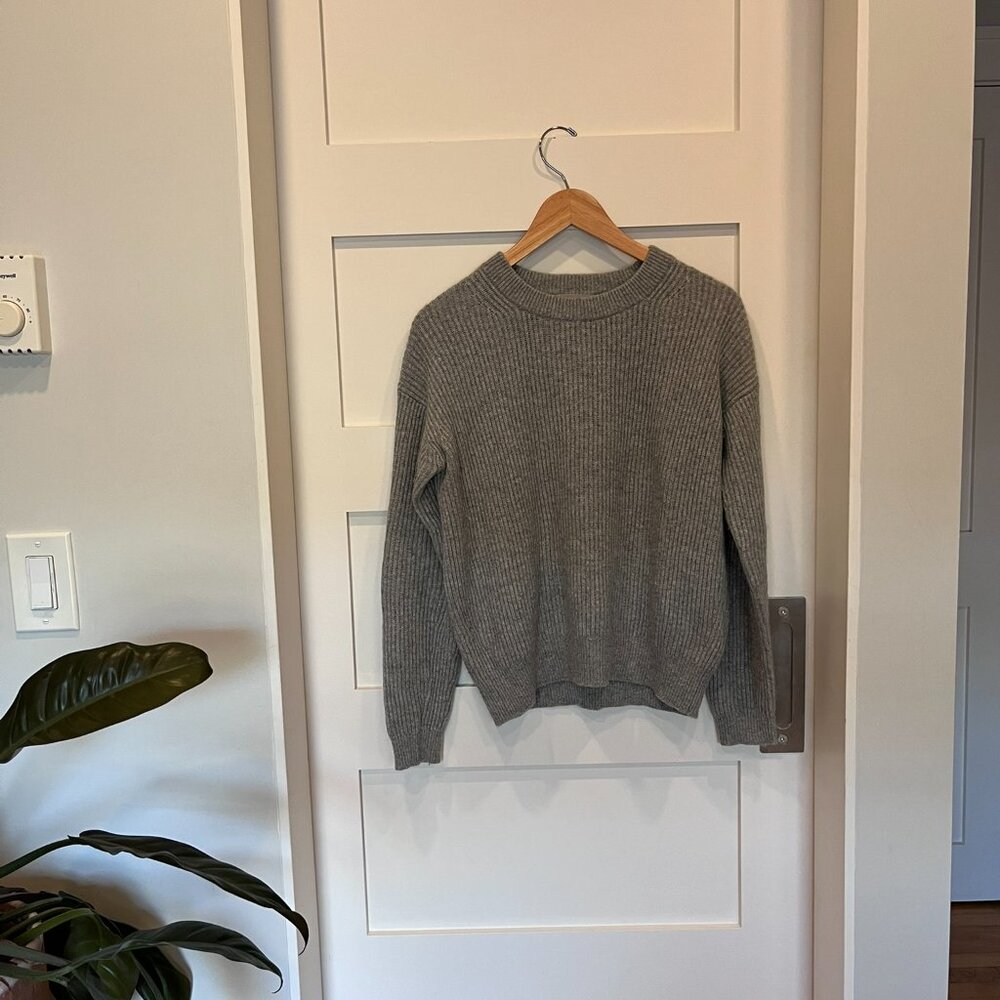 Everlane Ribbed Cashmere Crew in Heather Gray